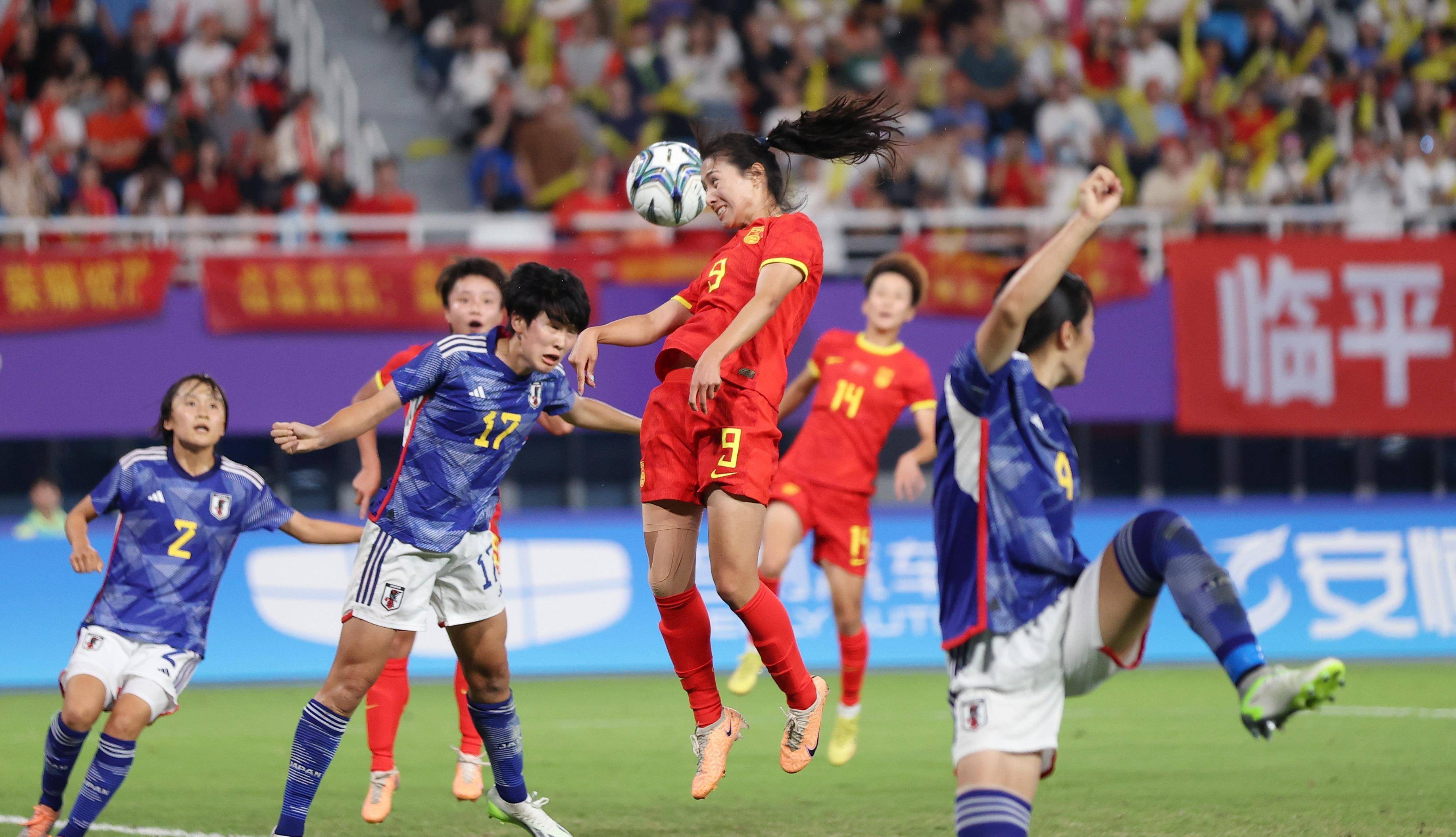 国际足坛女运动员的比赛细节令人惊叹的简单介绍